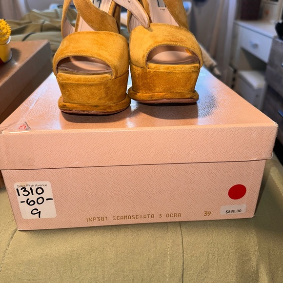 Yellow Prada suede platform heel - Picture 2 of 4
